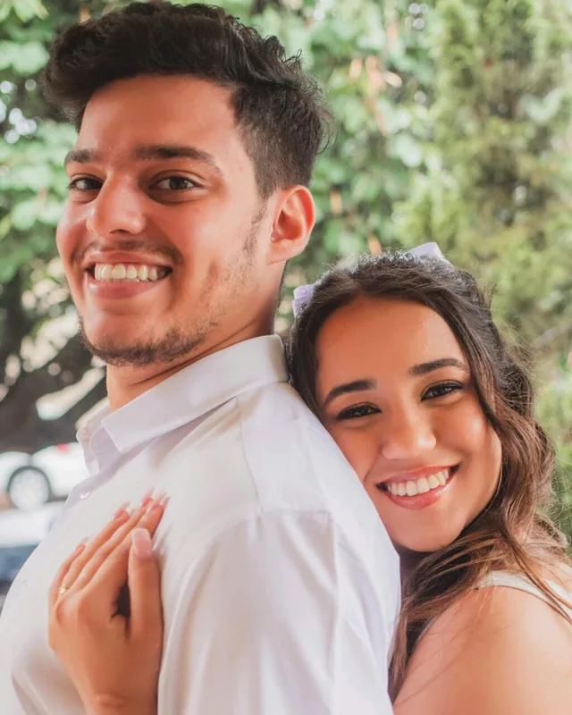 Exemple de bonne photo : un couple de face, visages nets et bien éclairés
