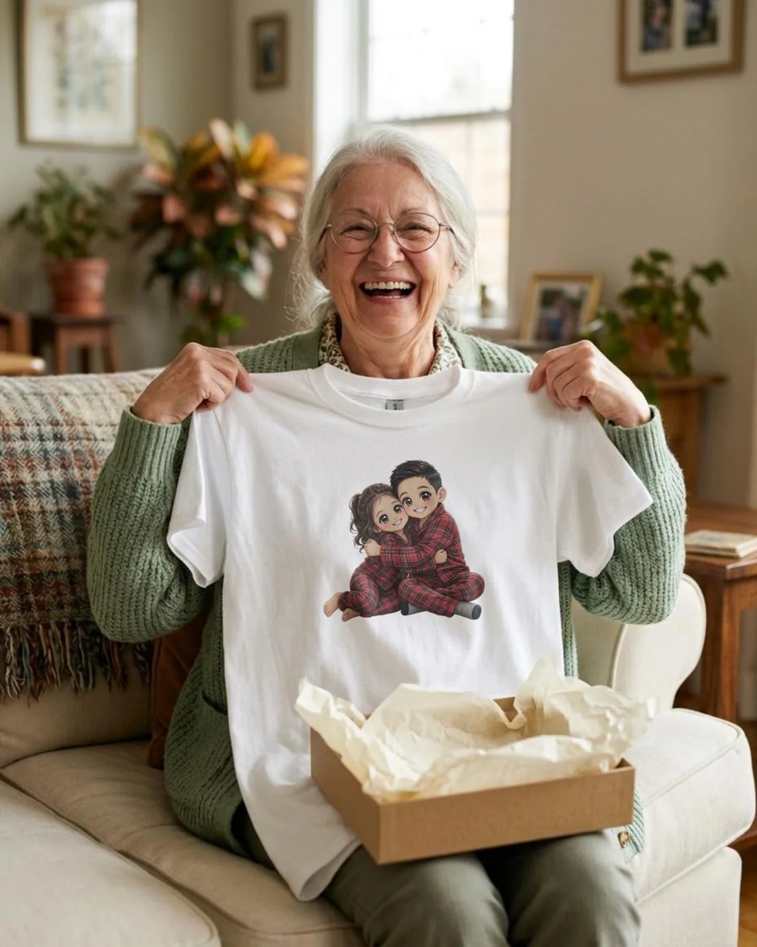 Une grand-mère rit en découvrant, sorti de sa boîte cadeau, un t-shirt imprimé du portrait chibi de ses petits-enfants