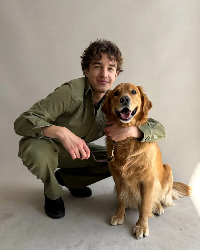 Photo d’un garçon accroupi avec son golden retriever